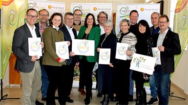 Landeshauptmann-Stellvertreterin Mag.a Astrid Eisenkopf und Marlene Hrabanek-Bunyai, Geschäftsführerin des Naturparks Rosalia-Kogelberg, und Julia Friedlmayer, Geschäftsführerin des Verbandes Österreichischer Naturparke, freuten sich gemeinsam mit dem Obmann des Naturparks Rosalia-Kogelberg, Bürgermeister Kurt Fischer, sowie den Bürgermeisterinnen und Bürgermeistern der Naturpark-Gemeinden, Andreas Gradwohl, Martin Mitteregger, Christoph Haider, Gerhard Hutter, Ulrike Kitzinger, Claudia Schlager, Thomas Hoffmann, Günter Schmidt, Rainer Schneeberger, über die Auszeichnung. 