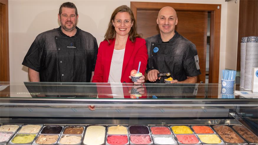 Landeshauptmann-Stellvetreterin Anja Haider-Wallner mit rot-grünem Eisbecher der Eismeister Jürgen Novak und Martin Klikovits in Oslip.