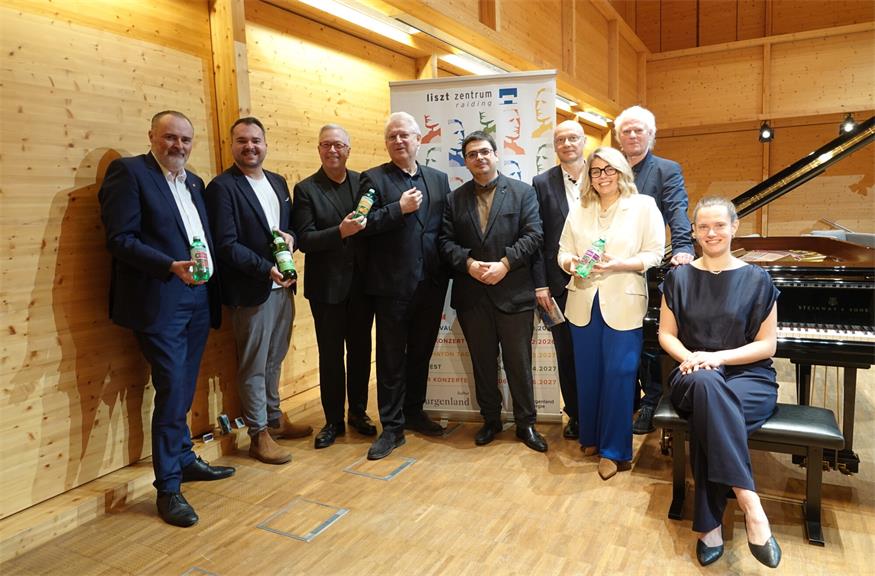 Landeshauptmann und Kulturreferent Hans Peter Doskozil, Waldquelle-Marketingmanager Pierre Jantzer, Kammersänger Herbert Lippert, Intendant Eduard Kutrowatz, Pianist Martin Ivanov, Kaufmännischer Leiter des Liszt Zentrums Raiding Thomas Mersich, Kulturbetriebe Burgenland-Geschäftsführerin Claudia Priber, Intendant Johannes Kutrowatz und Pianistin Sophie Druml bei der Programmpräsentation für das Liszt Festival Raiding.