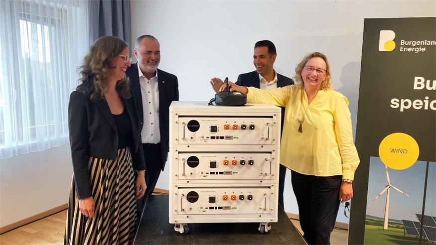Landeshauptmannstellvertreterin Anja Haider-Wallner, Landeshauptmann Hans Peter Doskozil, Vorstandsvorsitzender Burgenland Energie Stephan Sharma und Apetlons Bürgermeisterin Silvia Pitzl mit dem neuartigen Salzspeicher.