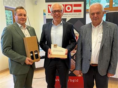 Landesinnungsmeister Christoph Grünwald (l.) und Bundesinnungsmeister-Stellvertreter Helmut Mitsch (v. l.) überreichten die Auszeichnung an Peter Pauschenwein von der Wiesener Pauschenwein Creatives Wohnen GmbH.