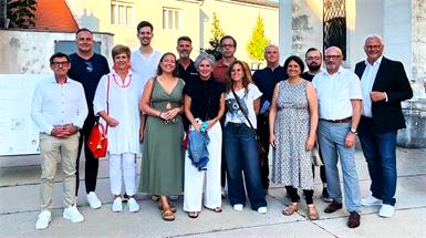 Landesinnungsmeister Erwin Muik, Geschäftsführer Thomas Kornfeind, Waltraud Bachmaier, Moritz Gasser, Ines Steiner, Eric Halwax, Ursula Schriefl, Herbert Herdits, Maria Hollunder, Johannes Horngacher, Christiane Raffeiner, Marco Schändl, Ernst Breitegger und Bürgermeister Thomas Steiner.<?ZE?><?ZE?>