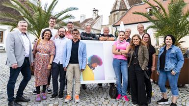 Landesinnungsmeister Erwin Muik und einige seiner Berufsfotografen-Kollegen bei der Vernissage am Ruster Rathausplatz.