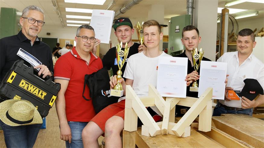 Landesinnungsmeister (LIM) Josef Sachs, LIM-Stellvertreter Matthias Roposa, der Zweitplatzierte Johannes Hofer (Lehrbetrieb Pichler & Biringer KG, Forchtenstein), Sieger Matthias Gingl (Lehrbetrieb Roposa GmbH, Minihof-Liebau), der Drittplatzierte Florens Baumann (Firma O.K. Energie Haus GmbH, Großpetersdorf) und LIM-Stellvertreter David Fuchs (v. l.).