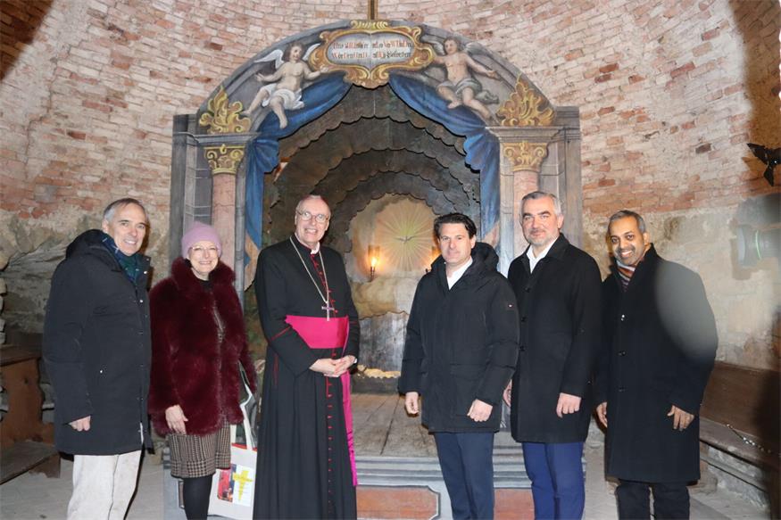 Landeskonservator Peter Adam, Schlossbesitzerin Anna Schlanitz, Bischof Ägidius Zsifkovics, Landesparteiobmann Christoph Zarits, Landesrat Heinrich Dorner und Pfarrer Shinto Michael vor dem Heiligen Grab. 