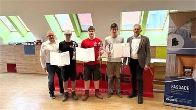 Landeslehrlingswart Josef Schedl, Marco Schneider, Dominic Sühs, Alexander Gleichweit und Landesinnungsmeister Mst. Josef Sachs (v. l.)