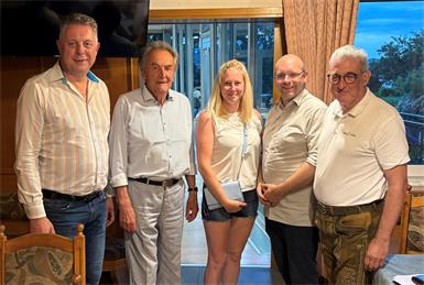 Landesparteiobmann Alexander Petschnig, Sabrina Steidl vom FPÖ-Landtagsklub, Landtagsabgeordneter Bezirksparteiobmann Sandro Waldmann und Landesgeschäftsführer Rudolf Smolej stellten sich bei Jubilar Gabriel Wagner als Gratulanten ein.