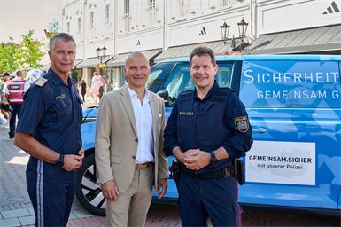Landespolizeidirektor Martin Huber, Designer Outlet Parndorf General Manager Mario Schwann und Bundespolizeidirektor Michael Takács.