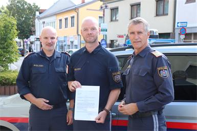 Landespolizeidirektor Martin Huber (r.) und Bezirkspolizeikommandant Oberstleutnant Hannes Faustmann gratulieren Kontrollinspektor Alexander Zeltner zur erworbenen Dienststellenleitung der Polizeidienststelle Zemendorf, die Zeltner seit 1. September innehat. Am Mittwoch fand am Bezirkspolizeikommando Mattersburg die offizielle Dekretübergabe statt. 