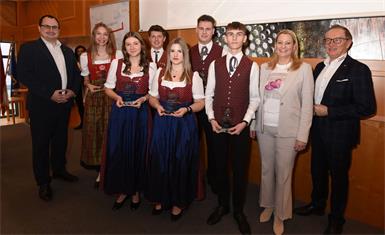 Landesrätin Daniela Winkler, Blasmusikverbands-Landesobmann Peter Reichstädter und Landesjugendreferent Márton Ilyés verliehen das Leistungsabzeichen in Silber an Pascal Supper (Schlagzeug) , Johannes Hofer (Schlagzeug) und Felix Hofer (Trompete) vom Musikverein Grenzland Mannersdorf, Selina Kallinger (Querflöte), Vanessa Paul (Querflöte) und Julia Gmeiner (Horn) vom Musikverein Weinland Neckenmarkt-Horitschon, Helene Fruhmann vom Musikverein Heimatklänge Draßmarkt sowie Felix Heschl (Trompete) vom Musikverein Pilgersdorf (nicht alle im Bild). 