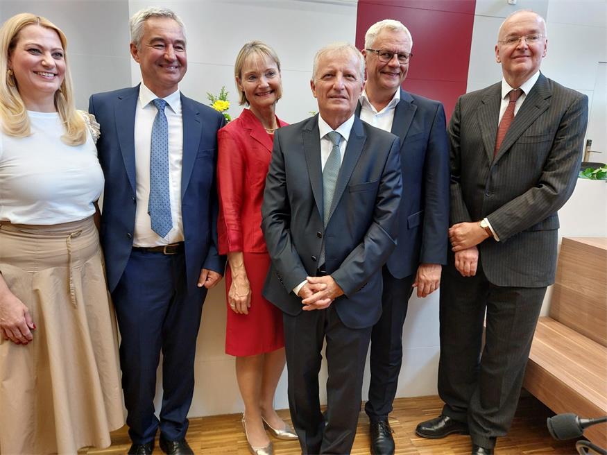 Landesrätin Daniela Winkler, Gerichtspräsident Bernhard Kolonovits, die Präsidentin des Oberlandesgerichts Wien Katharina Lehmayer, der verabschiedete Gerichtspräsident Karl Mitterhöfer, Eisenstadts Bürgermeister Thomas Steiner und Universitätsprofessor Georg Kodek.