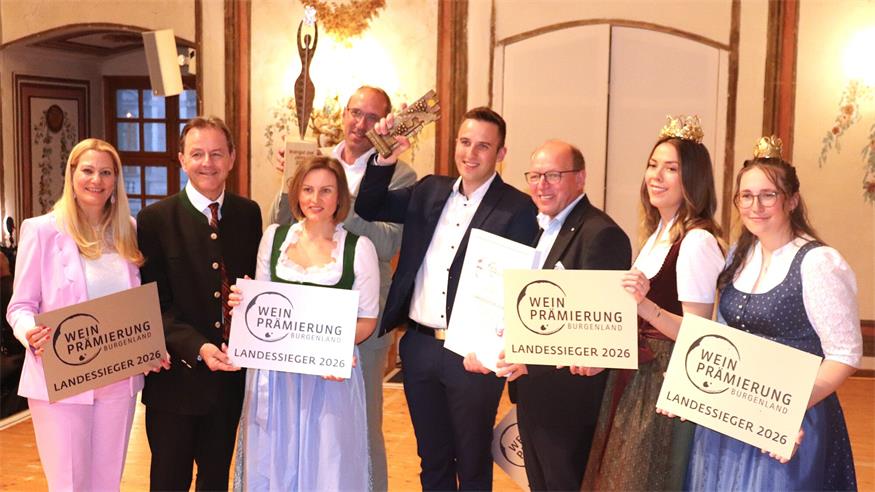 Landesrätin Daniela Winkler, LK-Präsident Nikolaus Berlakovich, Organisatorin Verena Klöckl, Weinbauverbands-Präsident Andreas Liegenfeld, Weinkönigin Maria und Weinprinzessin Lena zeichneten den Winzerhof Kiss als Weingut des Jahres aus.