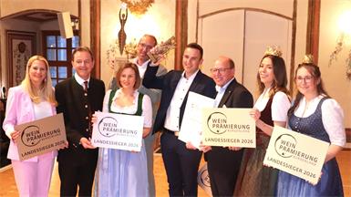 Landesrätin Daniela Winkler, LK-Präsident Nikolaus Berlakovich, Organisatorin Verena Klöckl, Weinbauverbands-Präsident Andreas Liegenfeld, Weinkönigin Maria und Weinprinzessin Lena zeichneten den Winzerhof Kiss als Weingut des Jahres aus.