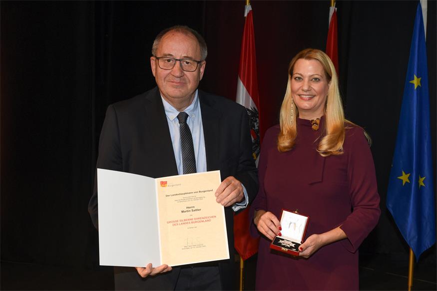 Landesrätin Daniela Winkler überreichte Martin Sattler aus Tadten das Großes Silbernes Ehrenzeichen des Landes Burgenland.