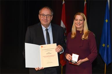 Landesrätin Daniela Winkler überreichte Martin Sattler aus Tadten das Großes Silbernes Ehrenzeichen des Landes Burgenland.