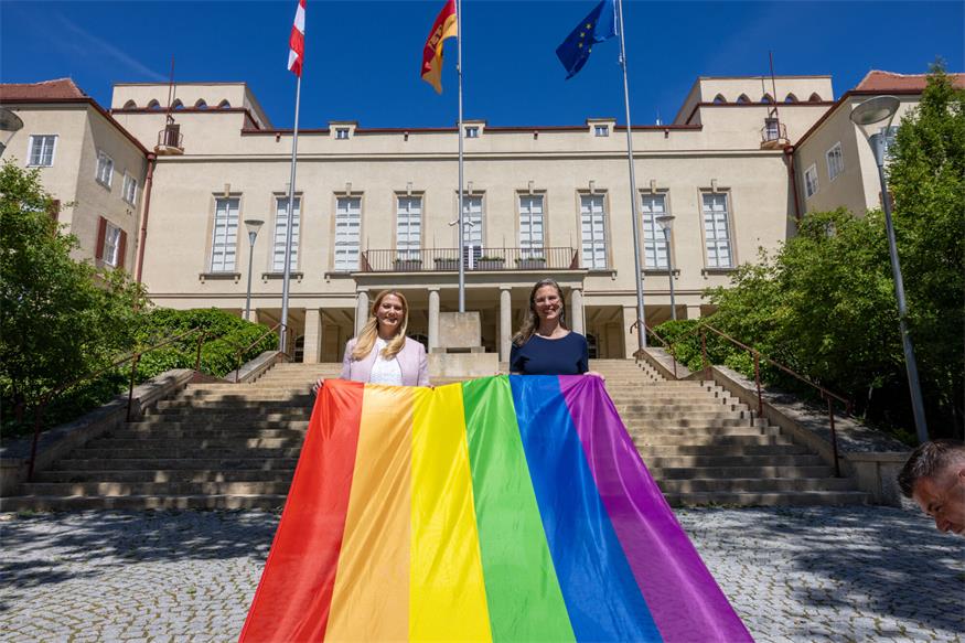 Landesrätin Daniela Winkler und Landeshauptmann Stellvertreterin Anja Haider-Wallner beim Hissen der Regenbogenfahne vor dem Landhaus Eisenstadt.