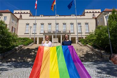 Landesrätin Daniela Winkler und Landeshauptmann Stellvertreterin Anja Haider-Wallner beim Hissen der Regenbogenfahne vor dem Landhaus Eisenstadt.