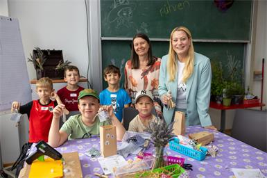 Landesrätin  Daniela Winkler und PPHB-Rektorin Sabine Weisz schauten den begeisterten Kindern bei der KinderHochSchule über die Schultern.