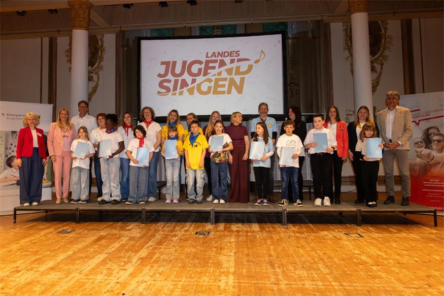 Landesrätin Mag.a (FH) Daniela Winkler besuchte das Landesjugendsingen im Haydnsaal und überreichte den jungen Sängerinnen und Sängern ihre Teilnahmeurkunden. 