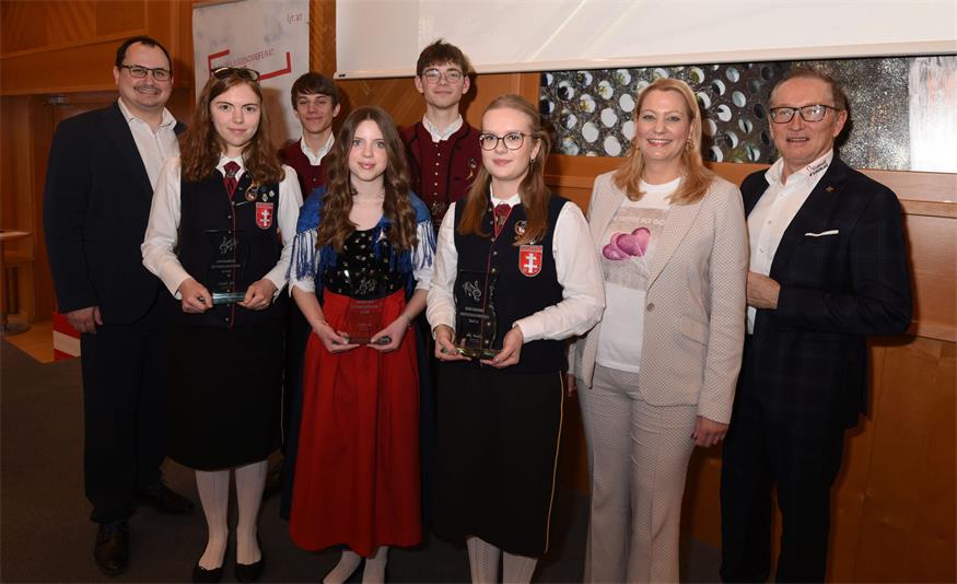 Landesrätin Mag.a (FH) Daniela Winkler (r.) überreichte gemeinsam mit Landesjugendreferent Márton Ilyés (l.) und Landesobmann DI Peter Reichstädter (r.) die Leistungsehrenzeichen in Gold an Hannah Sachslehner (Oboe, MV Andau), Philipp Egger (Trompete, Musik- und Kulturverein Jois), Sebastian Lercher (Horn, Musik- und Kulturverein Jois), Lena Göltl (Querflöte, Jugendtrachtenkapelle Frauenkirchen) und Sonja Rupp (Klarinette, Jugendtrachtenkapelle Frauenkirchen). 