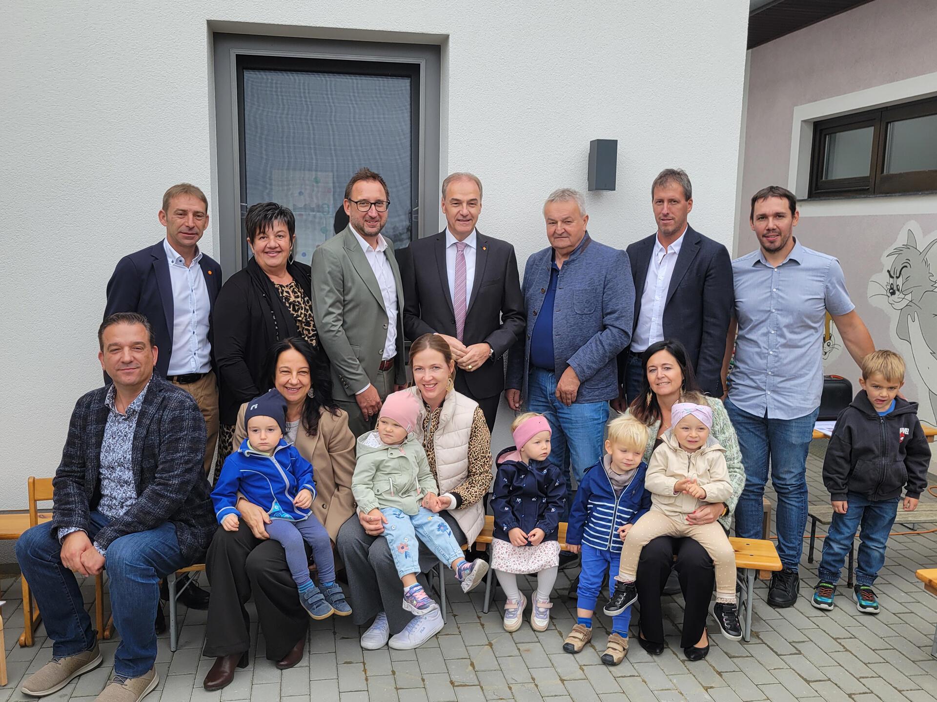 :Landesrat Dr. Leonhard Schneemann, Bürgermeister Otto Horvath Vizebürgermeister Bernd Kremsner und Kindergartenleiterin Natalie Hirmann sowie weitere Ehrengäste mit Müttern und ihren Kindern in St. Michael.
