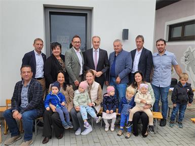 :Landesrat Dr. Leonhard Schneemann, Bürgermeister Otto Horvath Vizebürgermeister Bernd Kremsner und Kindergartenleiterin Natalie Hirmann sowie weitere Ehrengäste mit Müttern und ihren Kindern in St. Michael.