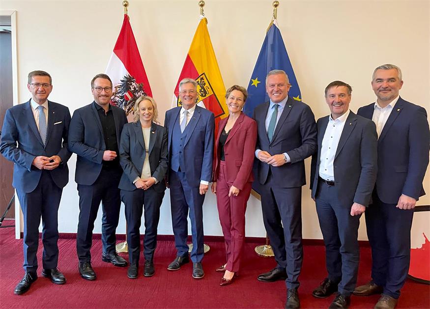 Landesrat Heinrich Dorner (1. v.r.) bei der Tagung der Sportreferentinnen und -referenten mit Sportstaatssekretärin Michaela Schmidt.