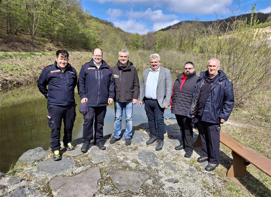 Landesrat Heinrich Dorner (3.v.l.) überzeugte sich gemeinsam mit Landeskommandantstellvertreter Harald Nakovich, Abschnittskommandant Markus Wessely, Neckenmarkts Bürgermeister Johannes Igler, Ritzings Bürgermeister Jochen Müllner und Bezirksfeuerwehrkommandantstellvertreter Kurt Kappel bei der Übung „ForestFire“ am Kalten Bründl von der engen Abstimmung der Einsatzkräfte beider Länder zur effektiven Bekämpfung von Vegetationsbränden.
