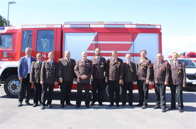 Landesrat Heinrich Dorner, Abschnittsfeuerwehrkommandant Reinhold Stifter, Vizebürgermeister Matthias Brunner (v.l.) und Bürgermeister Thomas Hauser (2.v.r.) gratulierten Christian Stampf, Gerald Konrad, Stefan Paller, Michael Böhm, Stefan Böhm, Peter Böhm und Kommandant Dietmar Weidinger.