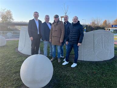 Landesrat Heinrich Dorner, Bürgermeister Manfred Degendorfer, die Gemeindevorstände Mario Pekovits und Marcus Raab sowie Baudirektor Wolfgang Heckenast beim Lokalaugenschein.