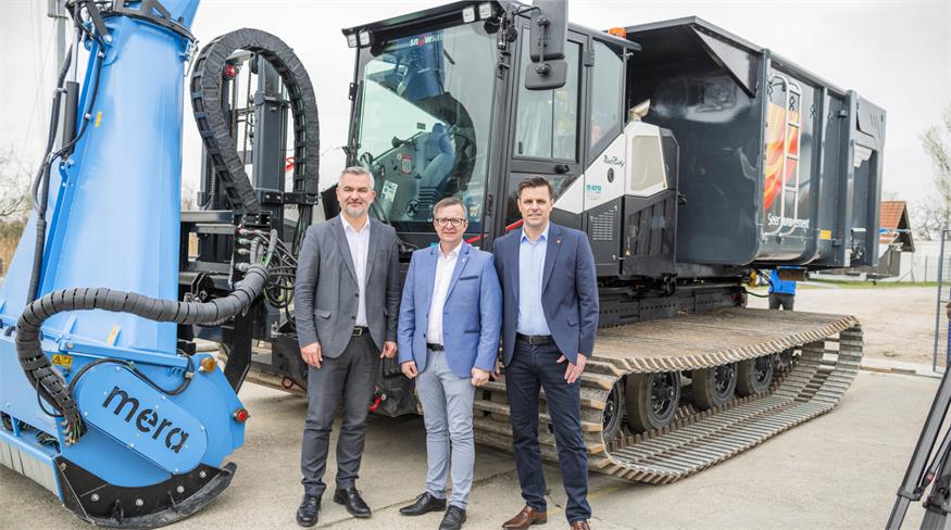 Landesrat Heinrich Dorner, Oggaus Bürgermeister Bundesrat Thomas Schmid und Seemanager Erich Gebhardt vor einer neuen Schilfschneidemaschine am Oggauer Hafen. 