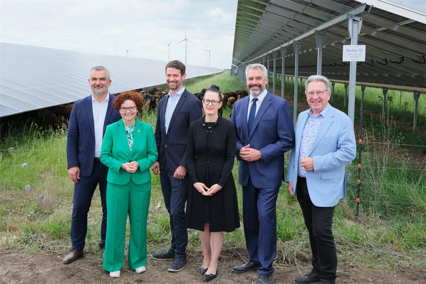Landesrat Heinrich Dorner, Staatssekretärin Elisabeth Zehetner, Lukas Püspök (Geschäftsführer von PÜSPÖK), Erste Bank-Vorstandsvorsitzende Gerda Holzinger-Burgstaller, EIB-Vizepräsident Karl Nehammer und Bürgermeister Gerhard Zapfl.