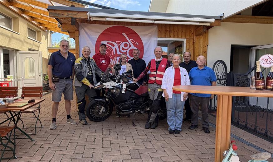 Landesrat Heinrich Dorner gesellte sich nun ebenfalls unter die Biker und erwies den Gründungsmitgliedern die Ehre.