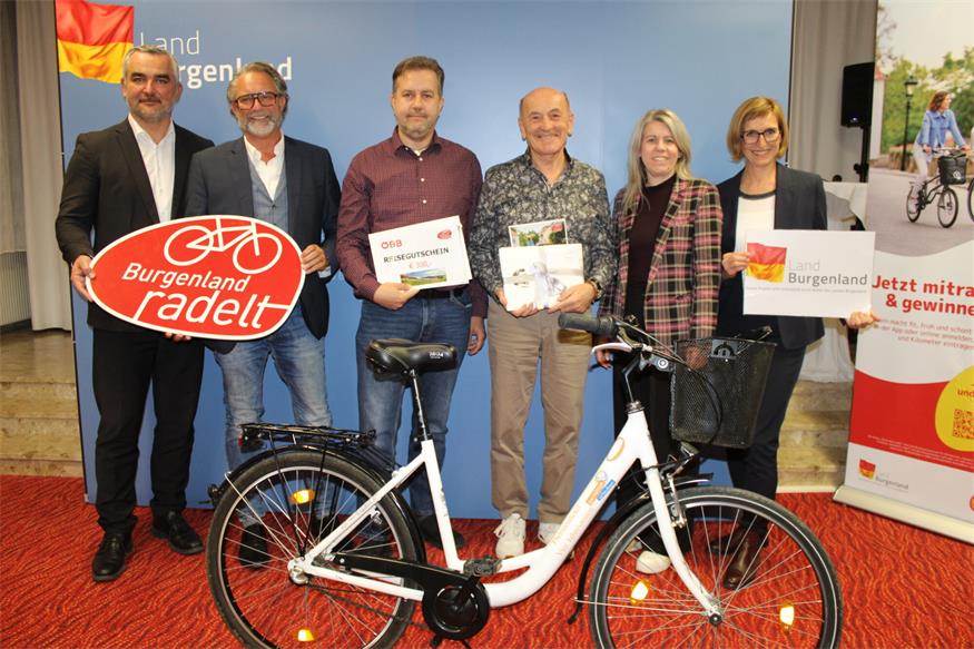 Landesrat Heinrich Dorner (l.) und Christine Zopf-Renner, Leiterin Mobilitätszentrale Burgenland (r.) gratulierten mit den Sponsoren Helmut Hauser (ÖBB) und Birgit Kollmann-Bieler (Reduce Hotel) den Hauptgewinnern Christian Achs (Preis: ÖBB-Reisegutschein über 300 Euro) und Johann Szorger (Preis: Übernachtungsgutschein vom Reduce Hotel Bad Tatzmannsdorf 2 Übernachtungen für 2 Personen). 