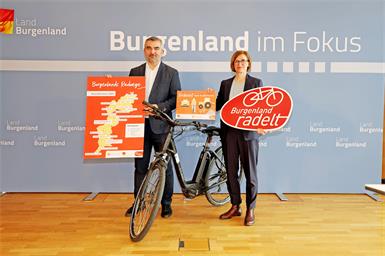 Landesrat Heinrich Dorner präsentiert gemeinsam mit Christine Zopf-Renner, der Leiterin der Mobilitätszentrale Burgenland, die Aktion Burgenland radelt 2024 .
