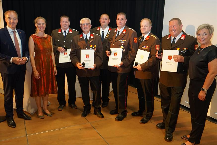 Landesrat Landesrat Leonhard Schneemann, Landeshauptmann-Stellvertreterin Anja Haider-Wallner und Bürgermeisterin Claudia Schlager zeichneten Heinz Strobl, Richard Haiden, Christopher Holzinger, Robert Bauer, Stefan Geissler und Heinz Strobl von der Feuerwehr aus.