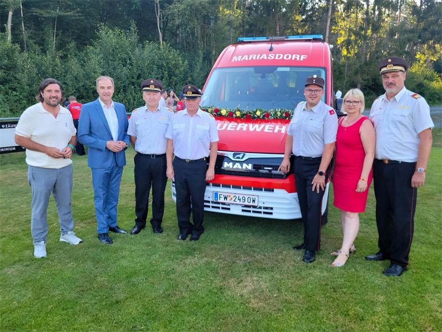 Landesrat Leonhard Schneemann (2.v. li.)  und Landesfeuerwehrkommandant Franz Kropf (re.) mit weiteren Festgästen bei der Übergabe des neuen Kommandofahrzeuges.