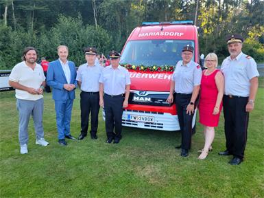 Landesrat Leonhard Schneemann (2.v. li.)  und Landesfeuerwehrkommandant Franz Kropf (re.) mit weiteren Festgästen bei der Übergabe des neuen Kommandofahrzeuges.