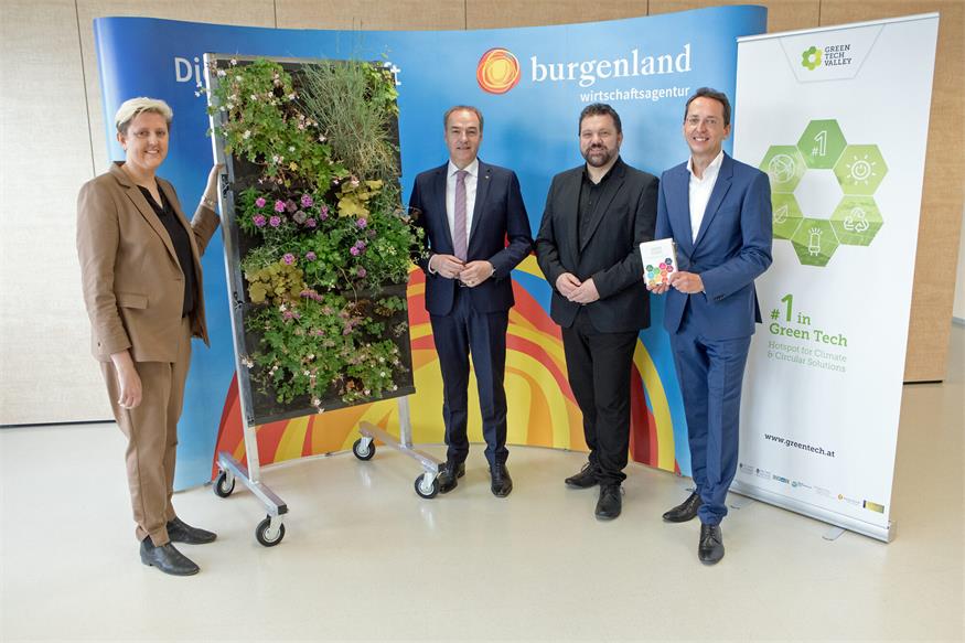 Landesrat Leonhard Schneemann (2.v.l.) präsentierte Martin Zloklikovits (2.v.r.) als neuen Forschungsbeauftragten - und zusammen mit Bernhard Puttinger und Caroline Biribauer die Mitarbeit im Green Tech Valley Cluster.