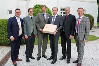 Landesrat Leonhard Schneemann (3.v.r.), Bürgermeister Michael Kefeder (l.) und Vizebürgermeister Christoph Frühstück (r.) reihten sich zur Freude der Gastgeber, Vorstandsvorsitzender Philipp Meran (2.v.r.), stellvertretender Vorstandsvorsitzender Nikolaus Draskovich (3.v.l.) und Vorstandsmitglied Christoph Lainer (2.v.l.) in die Gratulantenschar zum 30-jährigen Jubiläum der Fürst Esterházy'schen Privatstiftung Lockenhaus ein. 