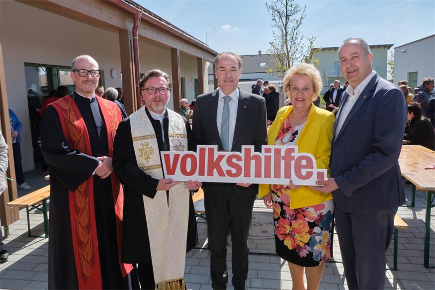 Landesrat Leonhard Schneemann, Volkshilfe-Burgenland-Präsidentin Verena Dunst und Deutsch Jahrndorfs Bürgermeister LAbg. Gerhard Bachmann bei der Eröffnung des Pflegestützpunktes Deutsch Jahrndorf.