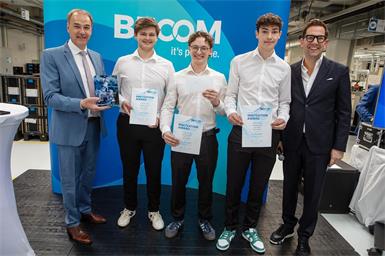 Landesrat Leonhard Schneemann (l.) und Johannes Bock (r., BECOM Management) gratulierten den HTL Pinkafeld-Schülern Alexander Humer, Mariss Erdmann und Felix Schmidt (v.l.) zum ersten Platz beim BECOM Innovation Award 2025.