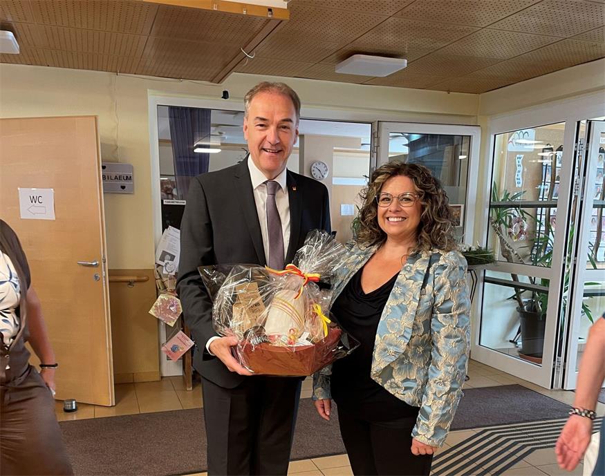 Landesrat Leonhard Schneemann mit Geschäftsführerin Manuela Adacker-Pöpperl.