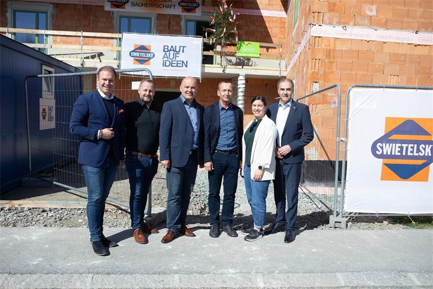 Landesrat Leonhard Schneemann (r.) mit Landtagsabgeordneten Fabio Halb, Vizebürgermeister Wolfgang Decker, Bürgermeister Mario Trinkl, Zimmermeister Rudolf Strobl und Geschäftsführerin Melanie Piskernik von SOWO - So Wohnt Burgenland GmbH (v.l.). bei der Feier zur Dachgleiche.