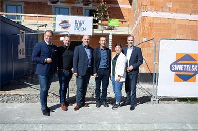 Landesrat Leonhard Schneemann (r.) mit Landtagsabgeordneten Fabio Halb, Vizebürgermeister Wolfgang Decker, Bürgermeister Mario Trinkl, Zimmermeister Rudolf Strobl und Geschäftsführerin Melanie Piskernik von SOWO - So Wohnt Burgenland GmbH (v.l.). bei der Feier zur Dachgleiche.