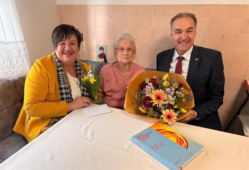 Landesrat Leonhard Schneemann und Bürgermeisterin Michaela Raber gratulierten Maria Marx zu ihrem 100. Geburtstag.