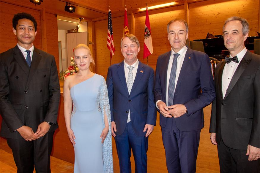 Landesrat Leonhard Schneemann und US-Botschafter Art Fisher mit Dirigent William Garfield Walker, der mit seinem Nova Orchester Wien sowie mit Sopranistin Marta Poliszot und Bariton Adrian Eröd zum 250. Geburtstag der USA das „Freedom 250 Concert“ im Lisztzentrum Raiding gestaltete.