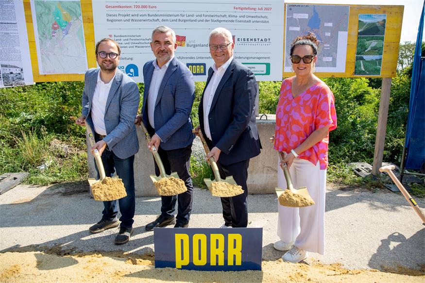 Landesrat Mag. Heinrich Dorner (2.v.l.) beim Spatenstich des Rückhaltebeckens im Ortsteil St. Georgen mit Landtagsabgeordneten, Bürgermeister Mag. Thomas Steiner (2.v.r.) und deren Vizebürgermeistern Istvan Deli, BA (l.) und der 2. Vizebürgermeisterin Charlotte Toth-Kanyak (r.).