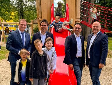Landtagsabgeordneter Fabio Halb, Bgürgermeister David Venus, Vizebürgermeister Thomas König und BR Mario Trinkl mit einigen Kindern die den Kinderspielplatz schon getestet haben.