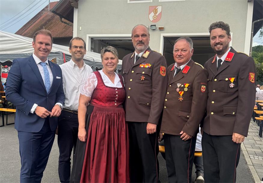 Landtagsabgeordneter Fabio Halb, Klubobmann der Grünen und Landtagsabgeordneter Wolfgang Spitzmüller, Bürgermeisterin Andrea Reichl, Landesfeuerwehrkommandant LBD Ing. Franz Kropf, Vizebürgermeister Günter Laschet und Kommandant OBI Lukas Lichtenegger. 